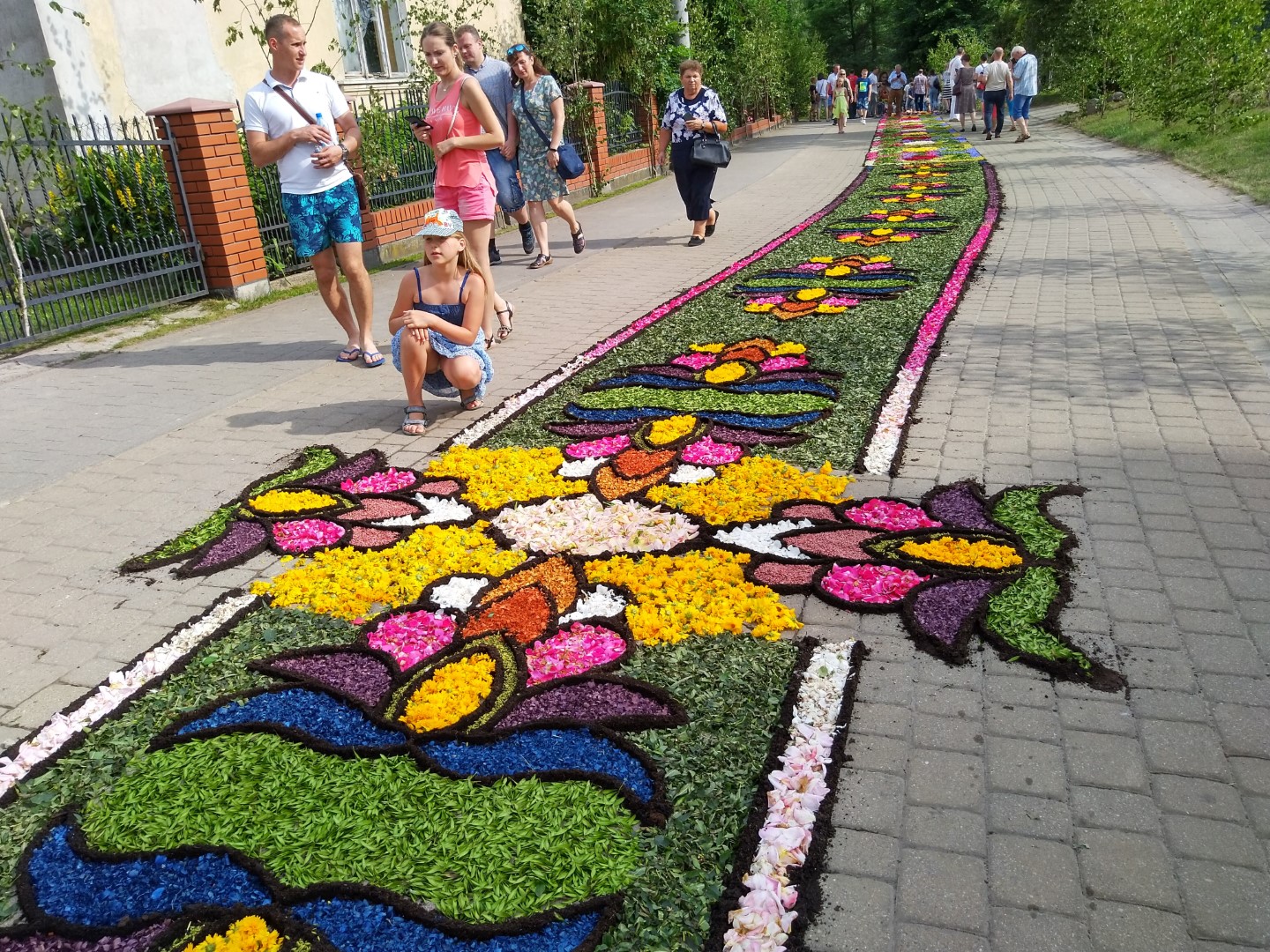 Wielokolorowy dywan z kwiatów. Wokół obserwatorzy