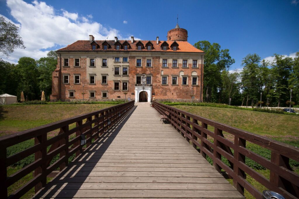 Zamek Arcybiskupów Gnieźnieńskich. Na pierwszym planie kładka prowadząca do zamku.