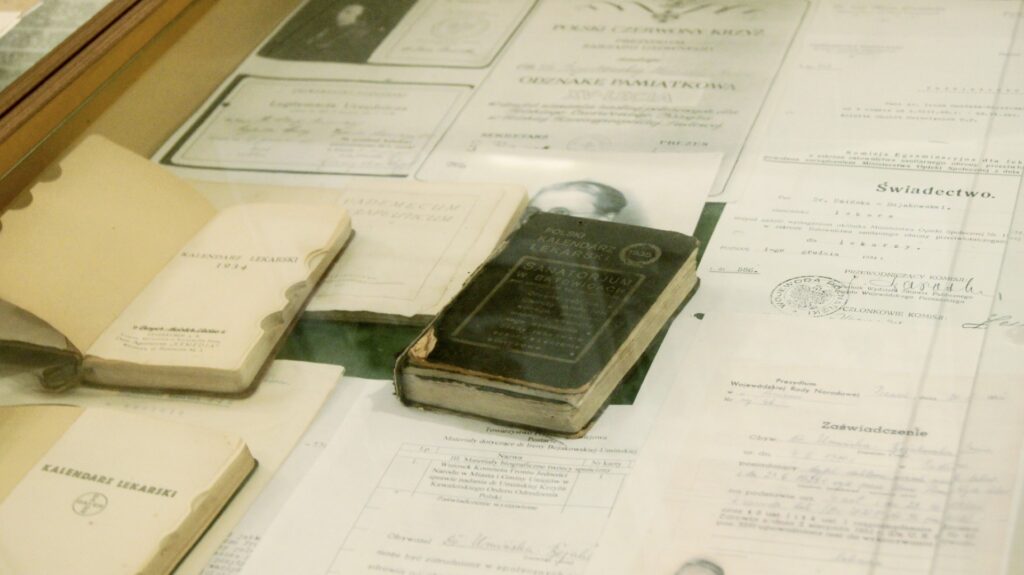 Archiwalne pisma, świadectwa i druki porozkładane na stole