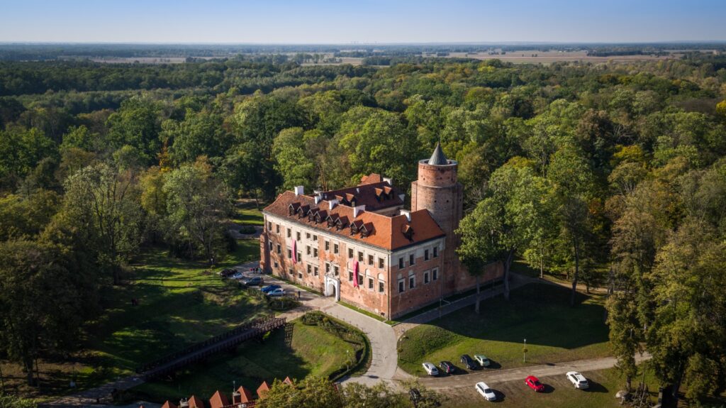 Zamek Arcybiskupów Gnieźnieńskich w Uniejowie, widok z drona.